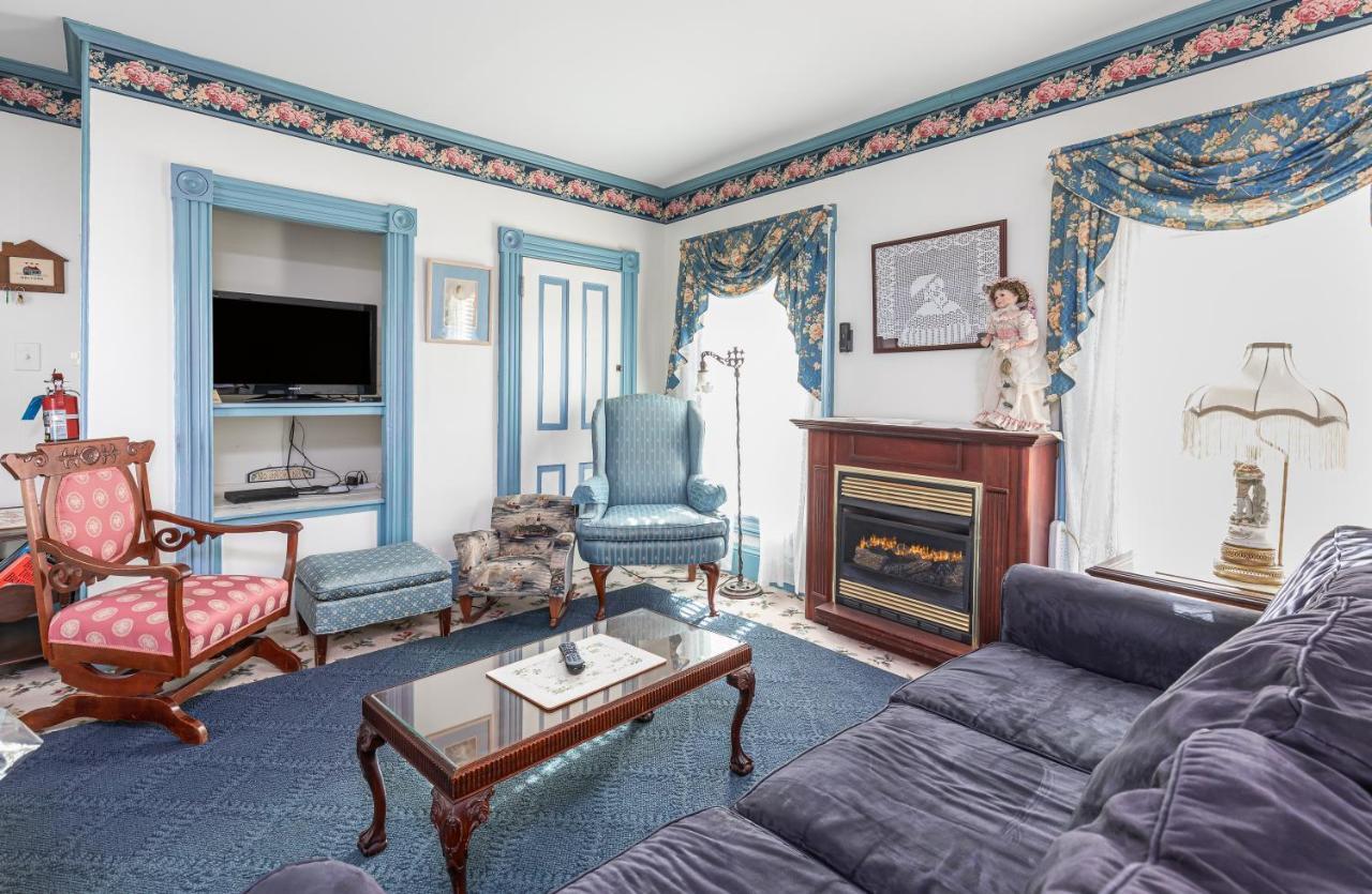 Antoinette'S Apartments & Suites Cape May Exterior photo
